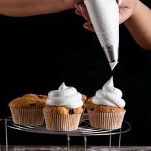 231Pcs Piping Bags And Tips Set,Disposable Frosting Piping Kit Includes 200Pcs Piping Bags(117In),24 Piping Tip,3 Cake Scrapers,2 Couplers And 2 Icing Bags Ties - 白色 - 查看 3