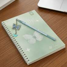 Este conjunto de caderno verde inclui um caderno espiral A5, ideal para trabalho, negócios, viagens e uso no escritório. O caderno vem com uma caneta e etiquetas coloridas para anotações, convenientes para registrar e planejar compromissos a qualquer hora e em qualquer lugar. Alta qualidade. - Multicolorido - Ver 4