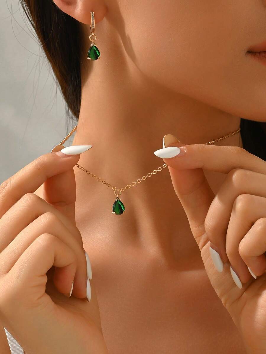 Bộ trang sức gồm 1 dây chuyền và 1 đôi bông tai kiểu dáng tối giản, mặt dây chuyền hình giọt nước đính đá pha lê, thích hợp để đeo hàng ngày, đi làm, hẹn hò, đi nghỉ mát, dự tiệc, làm quà tặng ngày Valentine, Ramadan, ngày Thánh Patrick, quà sinh nhật cho bạn bè.