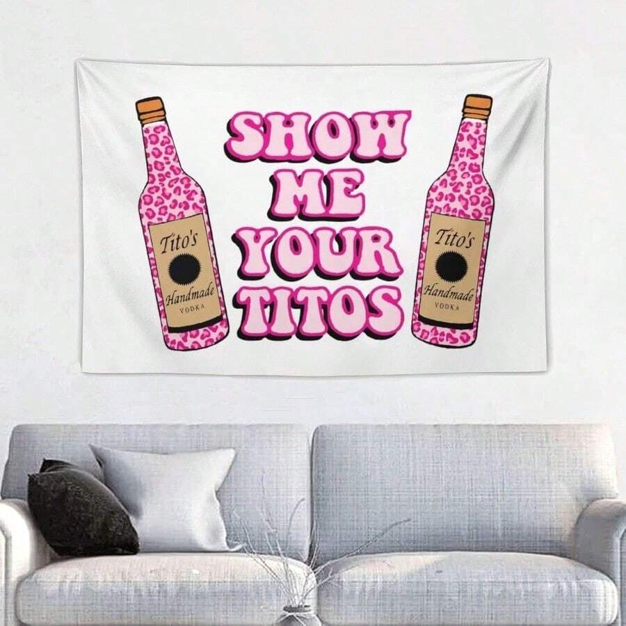 Tapiz de pared juguetón "Muéstrame tus Titos" con estampado de leopardo rosa y diseño de botella retro, acogedor para interiores, para sala de estar, dormitorio, fiesta, espacio de San Valentín, romántico, accesorios para el hogar, tema divertido y de reunión social, decoración de interiores audaz y elegante para el invierno, decoración de inicio de conversación llamativa, perfecto para la preparación del Día de San Valentín, acentos de decoración de interiores de invierno - 1PC - Ver 1