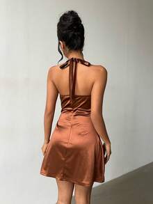 优雅棕色露背迷你连衣裙，上身饰有黑色蕾丝，缎面光泽面料，领口系有蝴蝶结——优雅性感甜美风格，是约会之夜、晚宴派对、夜店狂欢、休闲外出、音乐节以及春夏日常穿搭的理想之选。 - 棕色 - 查看 2