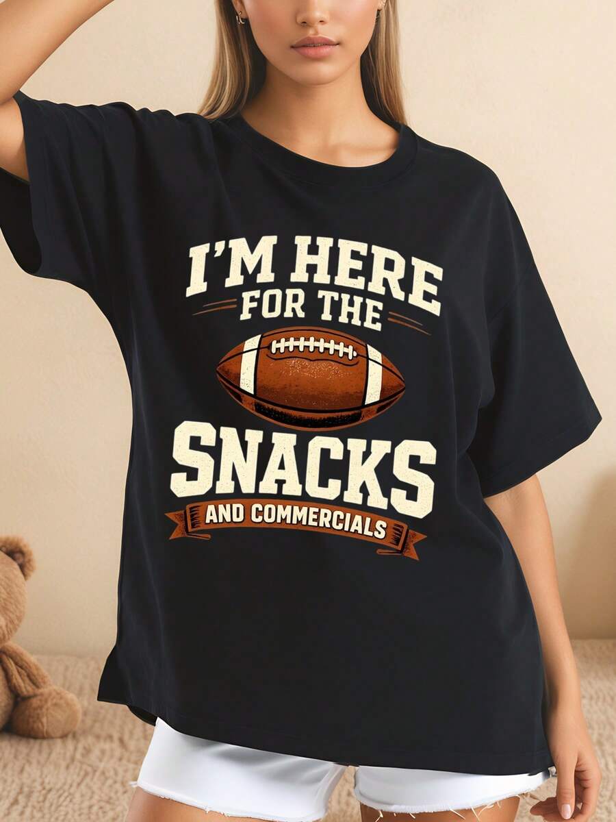 Camiseta oversize con estampado de fútbol americano I'M HERE FOR THE SNACKS AND COMMERCIALS estilo casual y divertido para mujeres amantes del deporte ideal para ver juegos en casa o fiestas temáticas 220g - Negro - Ver 1