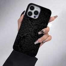 Elegante diseño de papel tapiz de damasco negro. Esta elegante funda es compatible con los modelos  17, 16, 15, 14 Pro Max, 13, 12, 11, XR y XS Plus. Fabricada en silicona TPU, ofrece protección contra golpes y caídas, además de una sensación superior. Es un regalo ideal para familiares, amigos y seres queridos, y una opción perfecta para San Valentín.fundas para ,fundas,accesorios para celular,fundas para celular,fundas para  13,funda  13,funda  16,funda  17 pro max,funda  15,fundas para  16,fundas  11,fundas - Negro - Ver 7