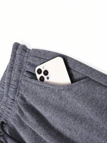 Pantalones deportivos para hombre para todas las estaciones, con cordón ajustable, bolsillos laterales y diseño de logotipo de parche, adecuados para gimnasio y correr - Gris Oscuro - Ver 5