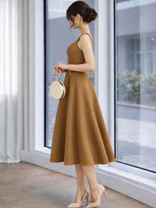 Women's Midi Dress With Square Neckline And Defined Waist - 駝色 - 查看 3