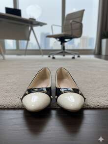 Sapatilha feminina  Verniz Preto e Branco com Detalhes Dourados – Estilo Clássico e Confortavel para o Ambiente de Trabalho - Preto e Branco - Visão 3
