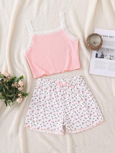 女童简约花卉蕾丝吊带背心+短裤两件套睡衣，柔软舒适，适合居家穿着；蕾丝装饰吊带背心+蝴蝶结短裤睡衣套装，适合日常穿着、聚会或作为送给女儿的礼物。