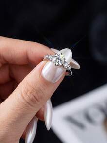 1克拉圆形莫桑石钻石戒指，925纯银奢华订婚结婚戒指，伴娘生日周年纪念礼物，新娘珠宝 - 圓形莫桑排鑽戒指-1ct - 查看 2