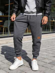 Pantalones deportivos para hombre para todas las estaciones, con cordón ajustable, bolsillos laterales y diseño de logotipo de parche, adecuados para gimnasio y correr - Gris Oscuro - Ver 3