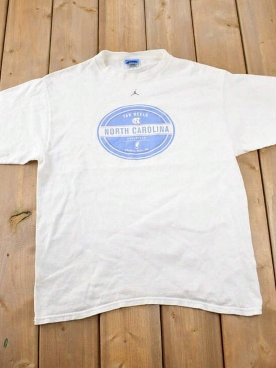 Vintage 2000s Unrsity Of North Rolina Tar Heels Collegiate T-  NA   Ana  Sporwear   Brand. - 白色 - 查看 1