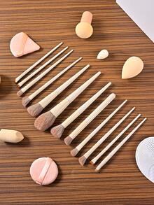 31件套专业化妆刷套装，包含柔软刷毛的化妆工具，包括化妆海绵、粉扑、硅胶化妆刷清洁垫、粉底刷、眼影刷、晕染刷和眉刷。 - 杏色 - 查看 3