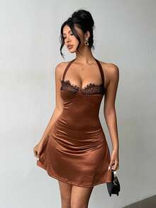 优雅棕色露背迷你连衣裙，上身饰有黑色蕾丝，缎面光泽面料，领口系有蝴蝶结——优雅性感甜美风格，是约会之夜、晚宴派对、夜店狂欢、休闲外出、音乐节以及春夏日常穿搭的理想之选。 - 棕色 - 查看 6