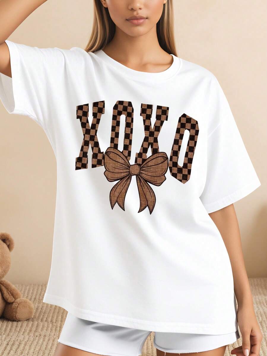 Camiseta blanca con estampado XOXO en cuadros marrones y lazo decorativo estilo casual femenino diseño gráfico moderno para mujeres jóvenes ideal para uso diario o vacaciones 220g - Blanco - Ver 1