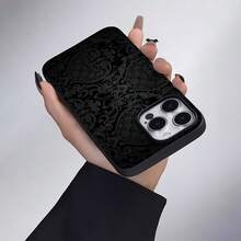 Elegante diseño de papel tapiz de damasco negro. Esta elegante funda es compatible con los modelos  17, 16, 15, 14 Pro Max, 13, 12, 11, XR y XS Plus. Fabricada en silicona TPU, ofrece protección contra golpes y caídas, además de una sensación superior. Es un regalo ideal para familiares, amigos y seres queridos, y una opción perfecta para San Valentín.fundas para ,fundas,accesorios para celular,fundas para celular,fundas para  13,funda  13,funda  16,funda  17 pro max,funda  15,fundas para  16,fundas  11,fundas - Negro - Ver 5
