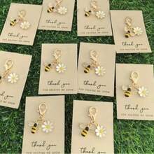1pc 2026 Hot Selling Alloy Drip Oil Bee Keychain With Rhinestone Daisy Cartoon Cute Zinc Alloy DIY Accessory Bag Pendant Keyring, Perfect Gift, Holiday Gift, Birthday Gift, Interesting Gift, Valentine's Day Gift - Multicolor - View 3