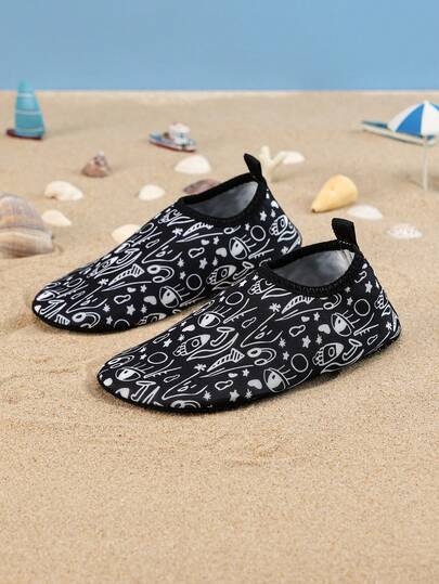 1 Pair Boys' Cute Graffiti Casual Comfortable Fashion Flat Black Swimming/Water Shoes, Suitable For Summer