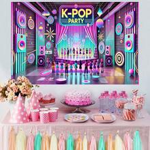 Pancarta de fondo para fiesta de cumpleaños con temática de K-Pop y escena de fiesta de chica cool en un gran escenario. Ideal para decoración temática de pared, celebraciones de festivales de música electrónica, decoración de habitaciones y accesorios de exhibición. - Multicolor - Ver 4