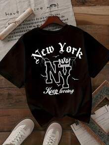 T-shirt "New York" Y2K: Diseño único con estampado moderno y elegante, ideal para los amantes de la moda urbana. ¡Destaca con este estilo atrevido y relajado en cualquier ocasión! Disponible en talla única. Perfecto para combinar con jeans o shorts. - Negro - Ver 1