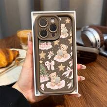 1PC Teddy Bear Holding Apple Phone Case, Whimsical Style, Phone Case For IPhone 17 Pro Max 17 Air 17Pro 16 15 14 13 12 11 Pro Max, Christmas Gift, Festive Bear Design, Soft Pink Bows, Sparkling Stars Theme, Cute Apple Holder Present - 咖啡棕 - 查看 4