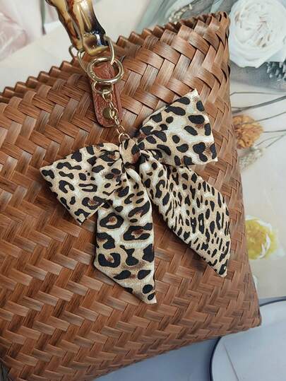 1个豹纹蝴蝶结包包挂件 - 精致锌合金钥匙扣配件，适用于女士手提包、钱包和钥匙链，可作包包装饰、钱包挂件，经久耐用且时尚的设计，手提包挂件 | 精致钥匙扣 | 耐用钥匙扣，秋冬季豹纹蝴蝶结钥匙扣。韩式布艺丝带包包挂件创意汽车钥匙扣，女士钥匙扣，适合作为生日礼物、返校季礼物、送给朋友的礼物、送给老师的礼物。