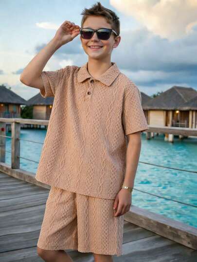 Set de 2 piezas Estilo universitario casual para niños, Chaqueta de punto suave de cuello redondo de manga corta en color café sólido con diseño calado, combinada con shorts holgados cómodos, adecuado para uso diario en primavera/verano, escuela, viajes, vacaciones y reuniones