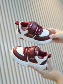 儿童黑白条纹休闲运动鞋 - 可调节魔术贴搭扣，合成革鞋面，轻便鞋底，时尚百搭，适合日常穿着和上学穿着 - 酒紅色 - 查看 1