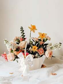 1个白色缎面花童篮，配珍珠手柄，优雅经典传统婚礼装饰，适用于婚礼、盛大晚宴、生日派对，也可作为花束、礼品、糖果和婚礼花瓣托盘使用。 - 彩色 - 查看 5