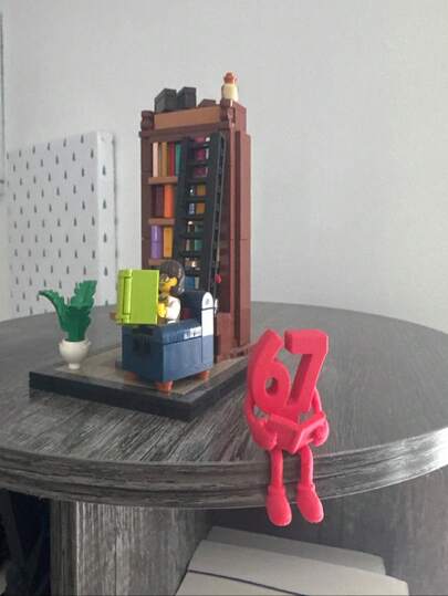 1件创意装饰雕塑，造型为正在阅读并带有数字67的人物，3D打印家居装饰摆件，适合摆放在桌面上，适用于各种场景，是馈赠佳品。