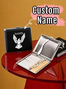 1个可定制刻字真皮香烟盒，个性化便携式香烟收纳盒，可定制男士礼物，尺寸9.8x9.5厘米，重量86克，两种款式可选：橡皮筋/铁夹，Y2K风格，适合送给他、朋友、情侣、男友、丈夫、爸爸、爷爷、同事、家人。 - 風格A - 查看 1