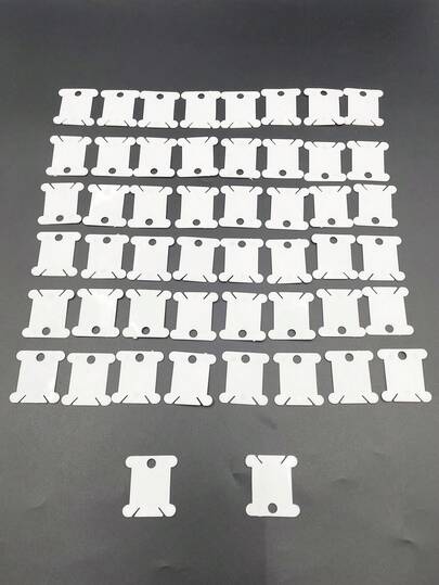 50个耐用塑料绕线板，中间带孔设计，可直接用杆子或绳子穿线收纳。适用于手工艺、DIY、刺绣/缝纫爱好者、设计师和工作室，可用于收纳绣线、缝纫线、毛线等，是必备的收纳工具。