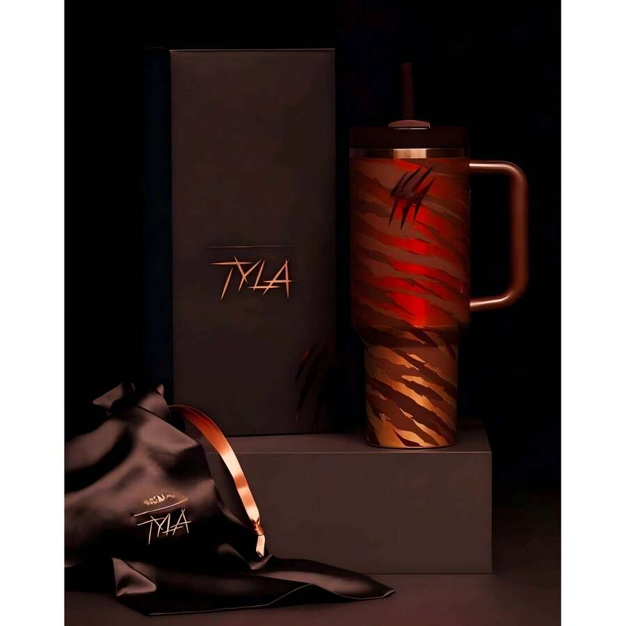 Stanley2025 40 Oz H2.0 Insulated Tumbler,With A Comfortable Handle, Featuring Double-Walled Vacuum Insulated Stainless Steel Construction. This High-Quality Drinkware Keeps Your Beverages At The Perfect Temperature, Whether It's Hot Or Cold, Ensuring The Original Taste Is Preserved For Longer Periods. Designed To Be Lightweight And Portable, It's Perfect For Outdoor Activities Like Camping, Hiking, Driving, And Travel. With A Large Capacity, It Meets Your Hydration Needs Throughout The Day. Stylish And Convenient To Carry, It's An Ideal Choice For Outdoor Enthusiasts And Makes A Thoughtful And Practical Gift, Whether For Friends Or Family. - 棕色 - 查看 1