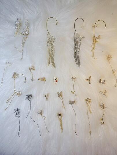 Bộ 2 chiếc khuyên tai kẹp kiểu dáng và màu sắc ngẫu nhiên, phù hợp cho nữ giới đeo hàng ngày.