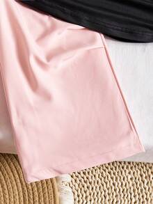 Girls' Chic Vibes Graphic Tee + Contrast Color Cargo Pants Set. The Outfit Features A Cropped Tee With "CHIC VIBES" Print And Puff Sleeves, Paired With High-Waisted, Relaxed-Fit Cargo Pants With Multiple Pockets And Contrast Trim, Perfect For Daily Wear, Dance Classes, And Hangouts With Friends. - Black - View 8