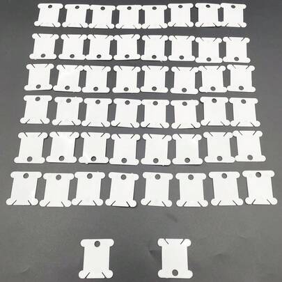 50个耐用塑料绕线板，中间带孔设计，可直接用杆子或绳子穿线收纳。适用于手工艺、DIY、刺绣/缝纫爱好者、设计师和工作室，可用于收纳绣线、缝纫线、毛线等，是必备的收纳工具。