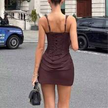 一件女士纯色性感无袖紧身迷你裙连衣裙，腰部系带，褶皱细节设计 - 棕色 - 查看 2
