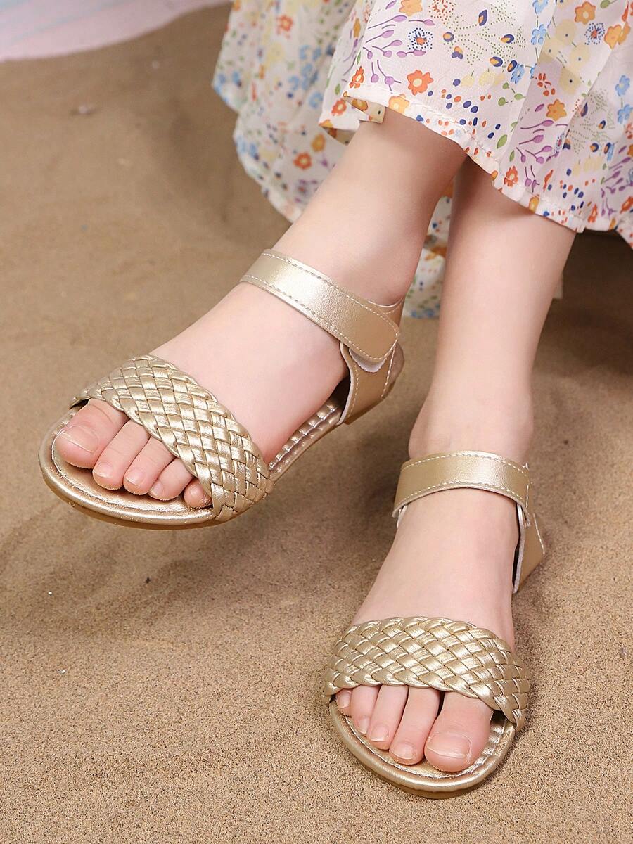 1 Pair Summer New Woven Vamp & Hook And Loop Design Gold Girls Open Toe Flat Sandals, Suitable For 3-15 Years Old Girls To Wear On Beach Vacation, Seaside, Summer Outing, Kindergarten Activities, Parent-Child Visits, Soft Bottom Casual Sandals - Gold - View 1