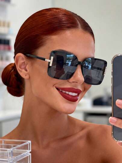 一副方形水钻装饰时尚眼镜，适合日常通勤、旅行、情人节礼物、夏季海滩、户外旅行、音乐节、返校季等场合。