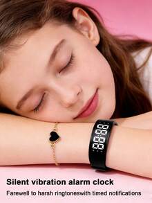 这款时尚百搭的黑色硅胶表带，男女老少皆宜，是一款LED数字多功能运动电子手表，具备夜光显示、双闹钟、秒表、计步器、卡路里监测、睡眠追踪、震动提醒、抬腕唤醒等功能，无需连接健身追踪器。附赠一条心形手链，适合上学、运动、送礼、日常搭配，并配有精美礼盒。 - 黑色 - 查看 3