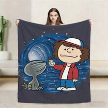 1 pezzo Coperta STRANGER - Coperta grafica retrò con design intricato che raffigura un personaggio cool in una posa casual, circondato da altre figure - Multicolore - Visualizzare 7