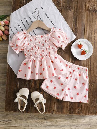 Bộ đồ hè dễ thương cho bé gái, áo tay phồng in hình dâu tây và quần short, bộ 2 món thiết yếu.