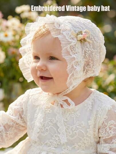 1顶复古蕾丝刺绣花卉婴儿帽，0-6个月（米色/白色），可作为传家宝洗礼帽和摄影帽，饰有精致的艺术刺绣图案，超柔软，适合新生女婴/男女通用拍照道具