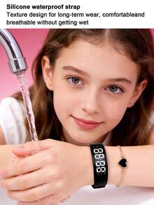 这款时尚百搭的黑色硅胶表带，男女老少皆宜，是一款LED数字多功能运动电子手表，具备夜光显示、双闹钟、秒表、计步器、卡路里监测、睡眠追踪、震动提醒、抬腕唤醒等功能，无需连接健身追踪器。附赠一条心形手链，适合上学、运动、送礼、日常搭配，并配有精美礼盒。 - 黑色 - 查看 4