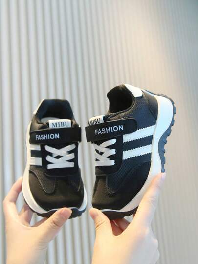 נעלי ספורט קז'ואל מפוספסות בצבע שחור ולבן לילדים - סגירת קרס מתכווננת, חלק עליון מעור סינתטי, סוליה קלת משקל, אופנתי ללבישה יומיומית ולבית הספר