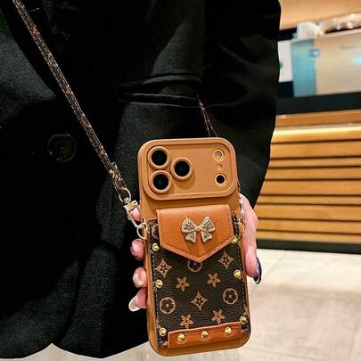 新款领结及英文卡包斜挎肩带，兼容 17 Pro、16 Pro Max、新款 15 Pro/14/13/12；卡通手机壳，兼容 14 Pro Max/15/12/11/1 Pro Max/16 Pro；防摔 17 Pro Max 保护壳