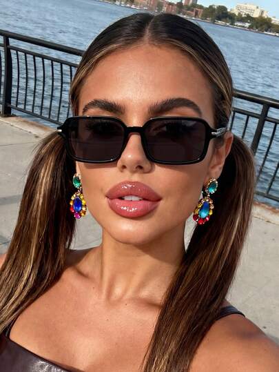 一副男女通用的极简时尚长方形眼镜，适合旅行、摄影、街头风格、秋冬日常配饰、商务休闲、打造夏季海滩度假风、户外活动、旅行、返校、学院风、校园风以及各种场合。