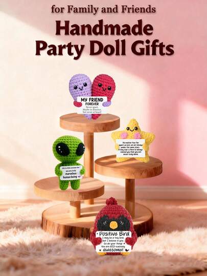 1件手工钩编桌面摆件，可爱娃娃造型，是送给闺蜜、女友、姐妹、妈妈、奶奶、同事、家人的理想生日礼物，传递正能量，创意派对之选，柔软毛绒圣诞感恩钥匙扣饰品