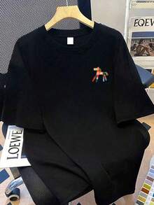 这款印花圆领T恤色彩鲜艳，尺码齐全，是大码女性街头时尚的理想之选。夏季上衣，适合新年、假期、日常穿着、外出、海滩、派对、上学、音乐节、度假、通勤等各种场合。这款夏季圆领短袖T恤也是圣诞节、新年送给家人、男友、女友、朋友的必备百搭单品。适合夏季度假、海滩、度假村、春季休闲穿着。黑色 - 黑色 - 查看 2