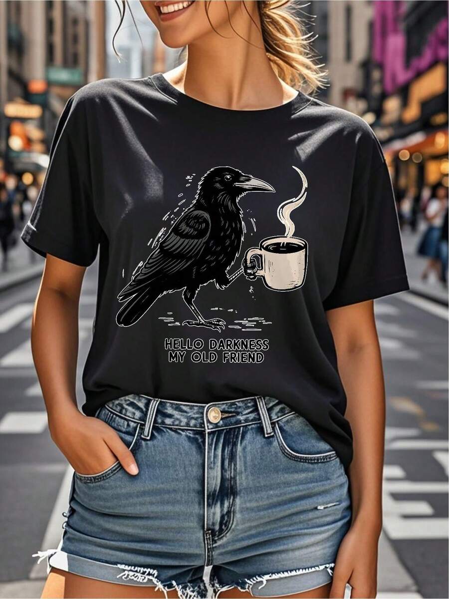 Camiseta estilo urbano con ilustración de cuervo y café para amantes de lo oscuro diseño único 2023 en México manga corta color negro cómodo ajuste ideal para ocasiones casuales tus mejores looks en la ciudad colección exclusiva para aficionados a lo alternativo - Negro - Ver 1