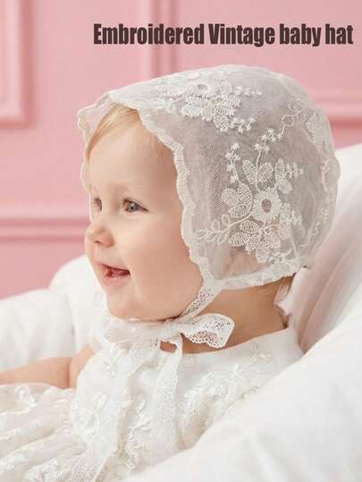 1顶复古蕾丝婴儿帽，米色/白色，可作为传家宝洗礼帽和摄影帽，饰有精致刺绣花卉图案，柔软舒适，适合新生女婴，0-3个月，3-10个月。