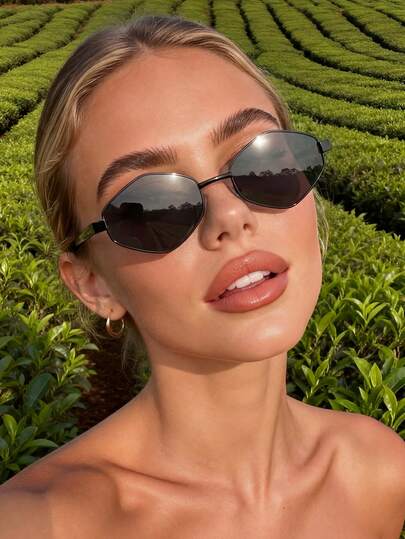 一副男女通用新款欧美小框时尚眼镜，金属复古菱形镜框，适合摄影、海滩配饰、女士、夏季海滩度假、户外旅行休闲风格、外出游玩、返校季